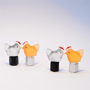 Tapas antipolvo de aleación de aluminio y ABS con diseño de pato diablillo que brillan en la oscuridad |   Accesorios Universales Modificados y Personalizados para Boquillas de Aire Hengtu - Product Image 4