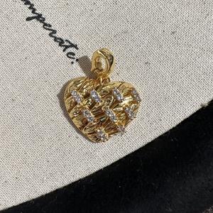 Pendentif en argent pur S925, cœur vintage, élégant et luxueux, avec zircon de luxe léger, design de niche, charme en forme de cœur - Product Image 4