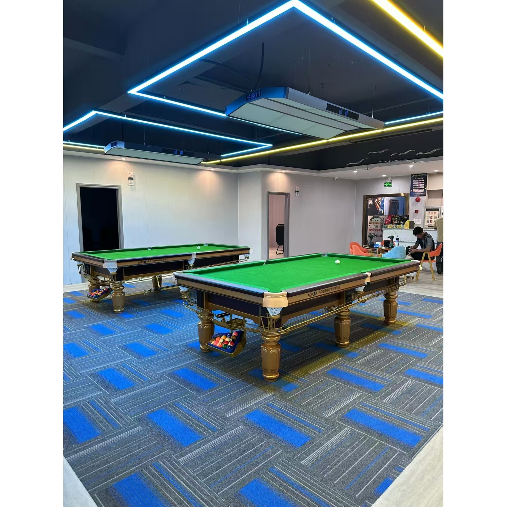 Huit tables de billard dans l'entrepôt d'acier