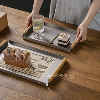 Plateau de service rectangulaire en acier inoxydable avec base en bois pour bar, restaurant, maison