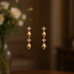 E1672 Orecchini Pendenti in Oro Bianco con Zirconi Taglio Principessa, Design Geometrico, Montatura a Griffe, Gioielli da Donna alla Moda, Stile Classico - Product Image 2