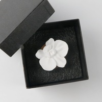 Diffuseur d'huiles essentielles en céramique parfumée pour la maison, en plâtre aromatique, sur base en bois, en porcelaine, en forme d'orchidée, pour la vente en gros