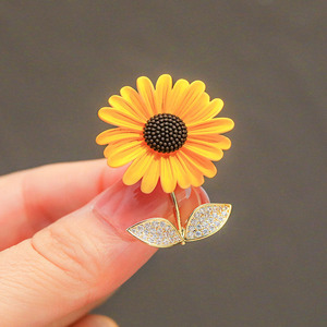 Wholesale Luxury Crystal Flower Brooch High-end Simple Woman Suit Decorative Pin Brooch - Product Image 5