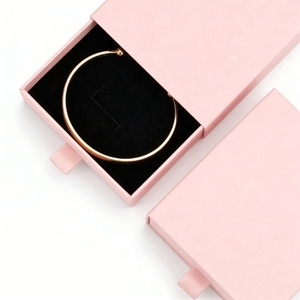 กล่องใส่กำไลข้อมือแบบมินิมอล กล่องบรรจุภัณฑ์เครื่องประดับแบบเลื่อนแข็งแรง บุผ้ากำมะหยี่ ปั๊มโลโก้ตามสั่ง โรงงานผลิตโดยตรง - Product Image 4