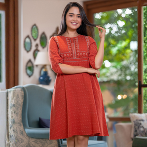 Vestido Corto de Lino de Alta Calidad con Detalle de Tiras Bordadas en Color Naranja Oscuro para Mujer - Product Image 5
