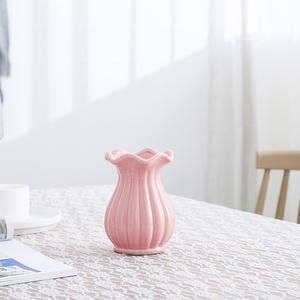 白色奢华小型装饰艺术陶瓷桌面花瓶，花卉设计，适合现代家居装饰 - Product Image 3