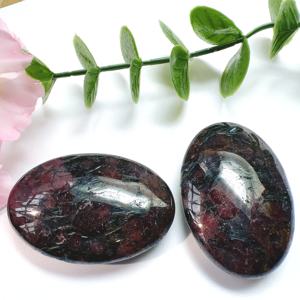 Piedra de Granate Pulida Natural en Forma Ovalada para Decoración del Hogar y Regalos Navideños - Product Image 6