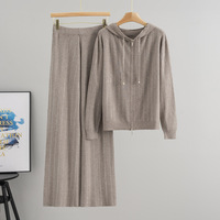 Ensemble deux pièces pour femme, style industriel, avec veste tricotée à capuche et pantalon, orné de motifs estampés à chaud