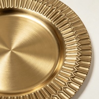 Assiette de présentation en PP plaqué or sur mesure, à bord plissé géométrique et gaufré, pour la décoration de table de banquet et de fête