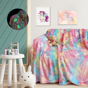 Ventes en gros de couvertures en flanelle <span class=keywords><strong>polaire</strong></span> imprimées lumineuses pour enfants et bébés, couverture magique en peluche avec licorne qui brille dans le noir - Product Image 5