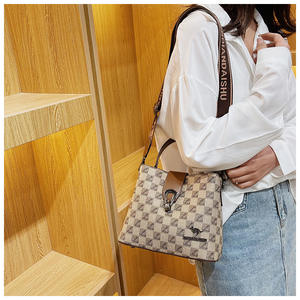 Sac à main seau de voyage personnalisé imprimé de créateur pour femmes sac élégant à bandoulière mode sac avec serrure - Product Image 1