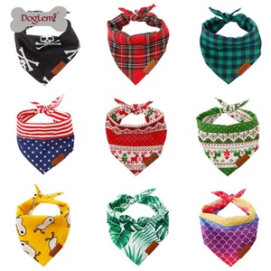 Venta al por mayor de Baberos triangulares con pañuelo para perros y gatos para verano, Navidad, Halloween, vacaciones, accesorio impreso de poliéster y algodón - Product Image 2