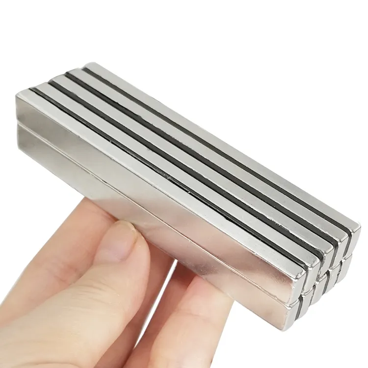 Alat gantung magnet Neodymium persegi panjang kuat strip penyangga pisau magnetik Neodymium disinter
