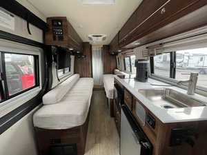 <span class=keywords><strong>Camping</strong></span>-<span class=keywords><strong>car</strong></span> de luxe d'occasion CHEAP USED 2020 WINNEBAGO BOLDT 70BL, Euro 5, 4-6 passagers, four à micro-ondes, sol en acrylique, blanc - Product Image 6