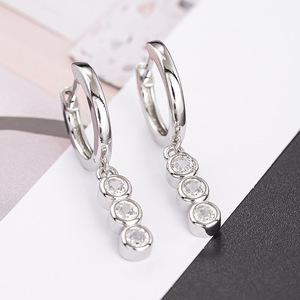 Orecchini a Cerchio Geometrici con Zirconi per Donne, Gioielli Minimalisti per Uso Quotidiano - Product Image 4