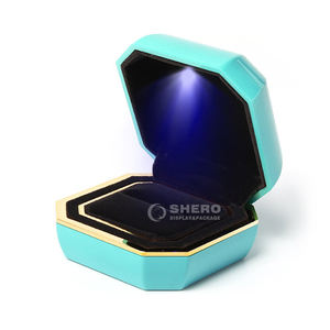 Caja de Joyería Cuadrada de Alta Gama con Acabado en Pintura Horneada, con Luz LED para Anillos, Colgantes y Collares, Diseño Creativo, Disponible al por Mayor - Product Image 1