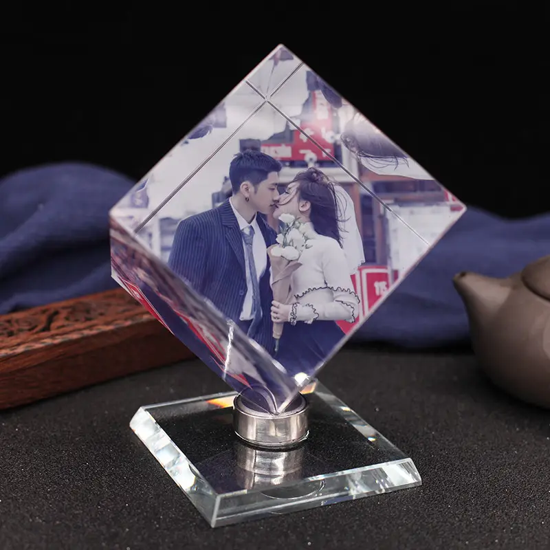 HBL kişiselleştirilmiş özel 3d lazer kazınmış cam küp fotoğraf çerçevesi 3d fotoğraf kristal küp düğün Favor için noel hediyesi