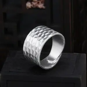 La mano all'ingrosso di gioielli in argento thailandese crea un antico anello regolabile con pesce carino in argento Sterling S925 per le signore