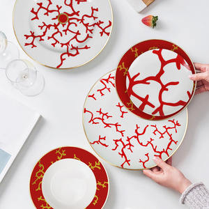 Juego de cena de cerámica de lujo al por mayor de fábrica, platos de boda con cargador rojo con borde dorado - Product Image 2