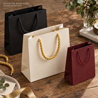 Poignée de sac en corde torsadée à 3 brins en polyester avec options de couleur et de pointe personnalisées pour l'emballage de cadeaux, de boutiques et de shopping