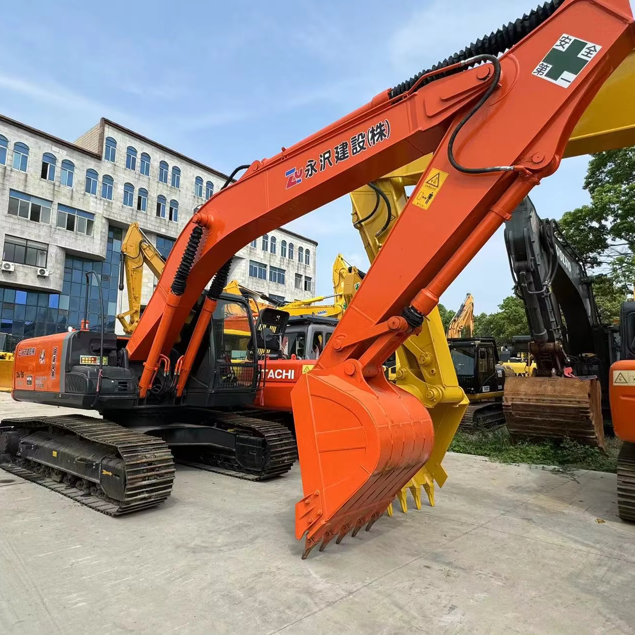 In Stock 200 Hitachi Excavator Isuzu Engine, Pump-Equipped