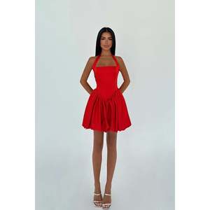 Robe mini-jupe à volants rouge Estella, style cocktail, avec un design unique - Product Image 3