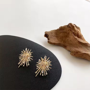 Pendientes de tuerca de cobre dorado con circonitas en forma de fuegos artificiales para mujer, joyería de lujo, ¡gran oferta! - Product Image 2