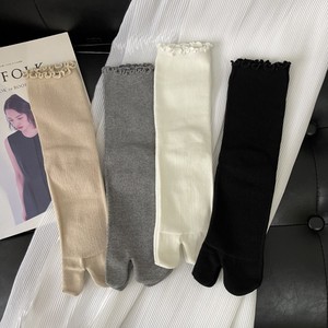 Chaussettes Tabi à volants en tricot côtelé pour chaussures Tabi, certifiées Oeko-Tex 100, chaussettes à deux orteils pour femmes avec bordure festonnée, vente en gros - Product Image 2