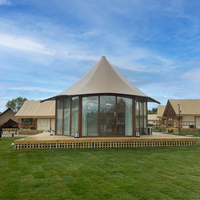 Tente de luxe pour glamping avec structure en acier robuste et toit en PVDF durable pour une retraite écologique