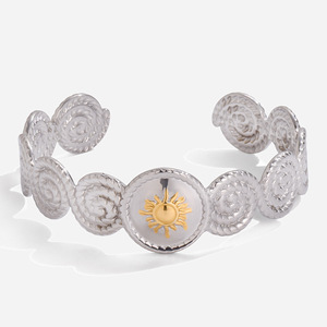 Bracelet en argent à motif soleil avec incrustation dorée, design géométrique, unisexe, à porter au quotidien - Product Image 1