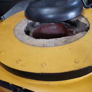 Four à creuset à résistance électrique Capacité de 100 kg pour la fusion de l'aluminium avec inclinaison hydraulique Disponible à bas prix - Product Image 1