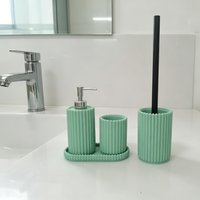 Ensemble d'accessoires de salle de bain élégants et écologiques en résine à nervures verticales cannelées, 4 pièces : distributeur de savon liquide, gobelet, brosse de toilette