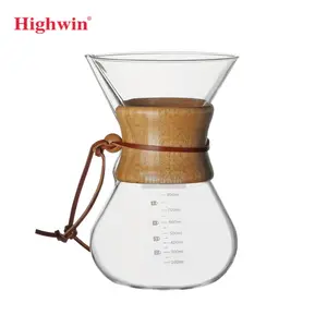 透明なコーヒーメーカーホウケイ酸ガラスをコーヒードリップケトルに注ぐ