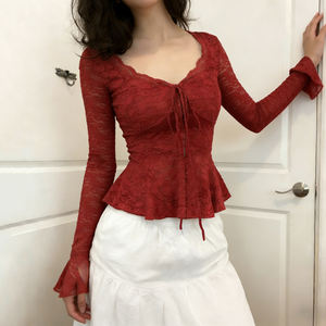 Haut superposé doux et délicat, respirant et écologique – T-shirt à manches longues avec col en V à cordon de serrage et ourlet à volants orné de dentelle - Product Image 4