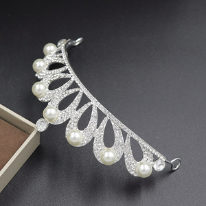 Diadème de Mariage Traditionnel en Perles Royales, Couronne Scintillante en Strass Argentés, Coiffe de Mariée Sophistiquée à Arche pour Occasions Spéciales - Product Image 4