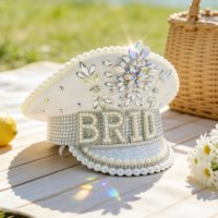Chapeau de Capitaine à Motif à Carreaux Décontracté Blanc Personnalisé avec Paillettes, Perles et Strass, MOQ 3, pour Vente en Gros, Idéal pour le Burning Man, Mariages et Fêtes de Luxe
