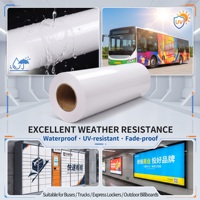 Rouleau de vinyle auto-adhésif PVC blanc brillant anti-rayures à forte adhérence avec résistance aux UV et à l'eau pour la publicité sur les bus et les métros