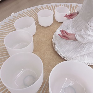 קערות שירה שקופות בגודל 8 אינץ' עד 20 אינץ' בצבע לבן פנינה, קריסטל קוורץ שקוף 99.99%, כלי ריפוי בצלילים - Product Image 2