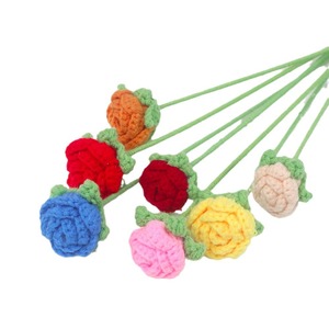 Bouquet de fleurs artificielles en tricot, roses bulles faites à la main, cadeau pour la Saint-Valentin ou un anniversaire de fille. - Product Image 5