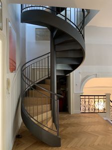 Scala ad Arco Moderna con Ringhiera in Alluminio e Materiali in Acciaio Zincato/Legno per Uso Interno in Villa - Durevole ed Ecologica - Product Image 4