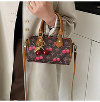 Nouveau Sac à Main Boston pour Femme 2026, Sac Bandoulière Élégant avec Fermeture Éclair, Design Classique et Tendance, Imprimé Cerises