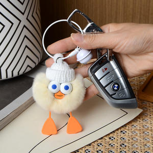 Moda lindo patito feo muñeco de peluche bolsa encanto coche llavero lindo Animal bola de peluche Pom llavero campana llavero regalo - Product Image 4