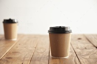 Nueva máquina para hacer tazas de café de pared corrugada en cafe