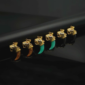 Potente e Maestoso Accessorio di Gioielleria Esotica, Ciondolo a Forma di Dente di Lupo Verde in Tono Oro, Artiglio di Tigre per Uomo - Product Image 6