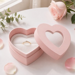 Boîte cadeau rose pastel mate en forme de cœur avec fenêtre et insert en acétate pour chocolats et bijoux, vente en gros directe usine - Product Image 1