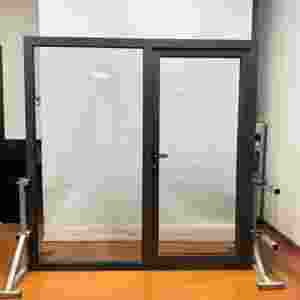 Puertas Corredizas de Aluminio Personalizadas (Aislamiento Térmico para Balcones) - Control de Temperatura y Protección Solar para Terrazas y Salas de Estar - Product Image 1