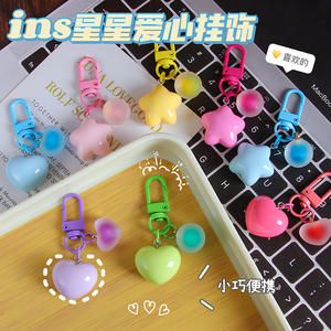 พวงกุญแจรูปหัวใจลายนูนรูปดาวเคลือบสีลูกกวาดน่ารักจาก Lilangda ทำจากเรซิ่นผสมโลหะ เป็นมิตรกับสิ่งแวดล้อม เหมาะสำหรับตกแต่งกระเป๋าสำหรับผู้หญิง - Product Image 4