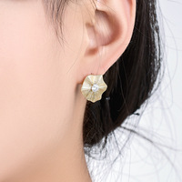 Cadeau personnalisé de qualité supérieure pour femme, boucle d'oreille en or simple avec fleur à quatre pétales texturée linéaire, zircon brillant, respectueuse de la peau