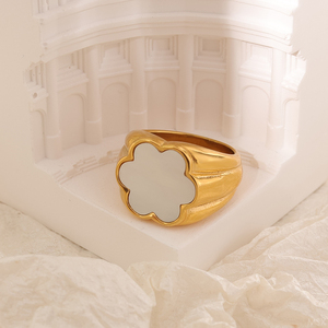 <span class=keywords><strong>Bague</strong></span> tendance en acier inoxydable plaqué or 18 carats avec motif fleurs et coquillages <span class=keywords><strong>pour</strong></span> <span class=keywords><strong>femme</strong></span> – Fabricant de bijoux personnalisés - Product Image 3