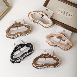 Pinza para el pelo Sweet Cloud de plástico PVC con diseño de lunares y encaje para mujer, ideal para uso diario. - Product Image 1